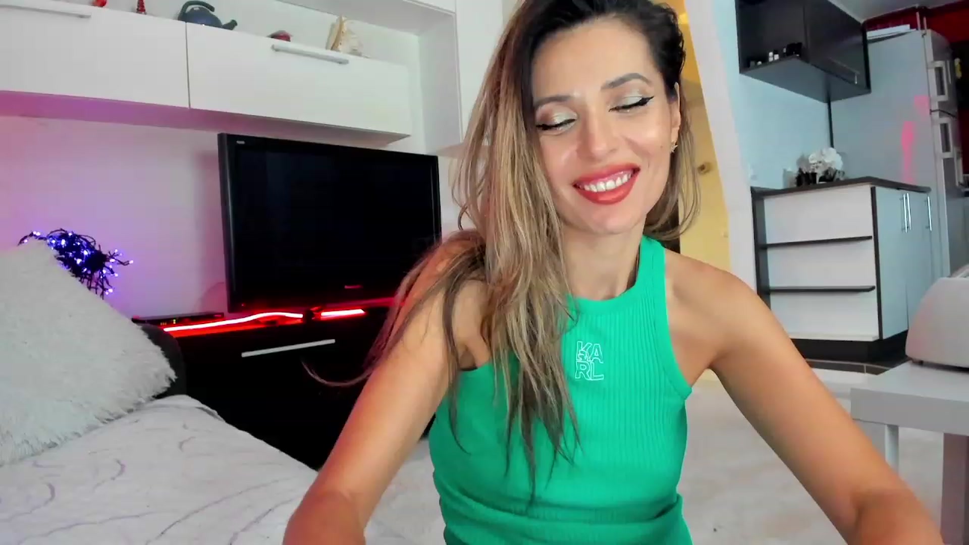 Gallery image thumbnail from LOVE4Romance's myfreecams stream on, 11/21/2023, 03:11 image 18 of 20