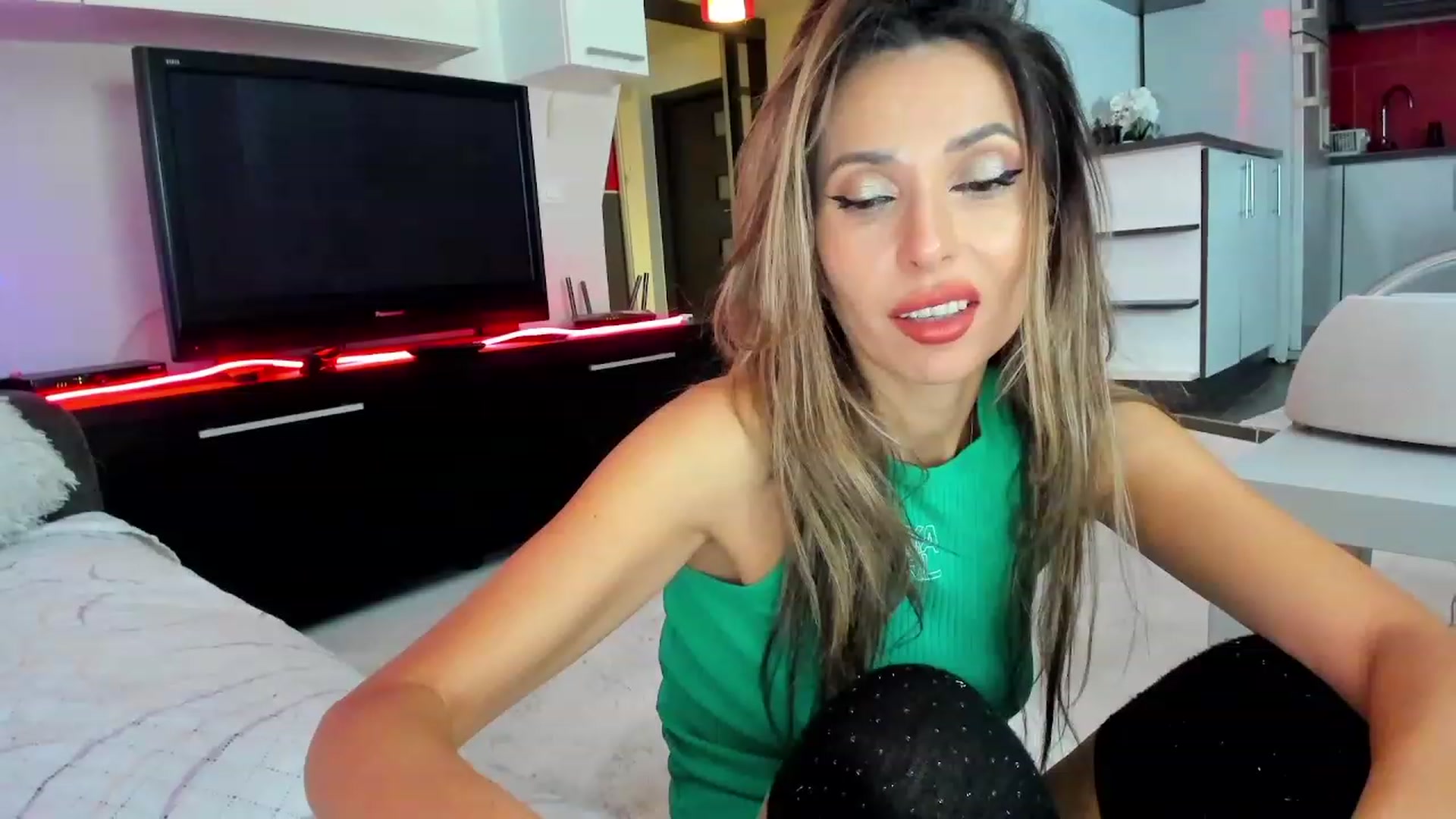 Gallery image thumbnail from LOVE4Romance's myfreecams stream on, 11/21/2023, 03:11 image 1 of 20