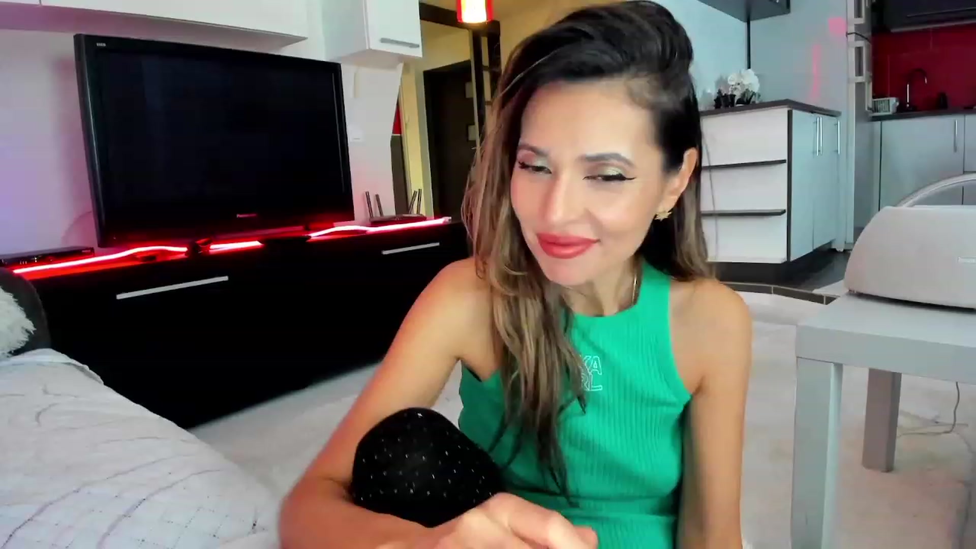 Gallery image thumbnail from LOVE4Romance's myfreecams stream on, 11/21/2023, 03:11 image 10 of 20