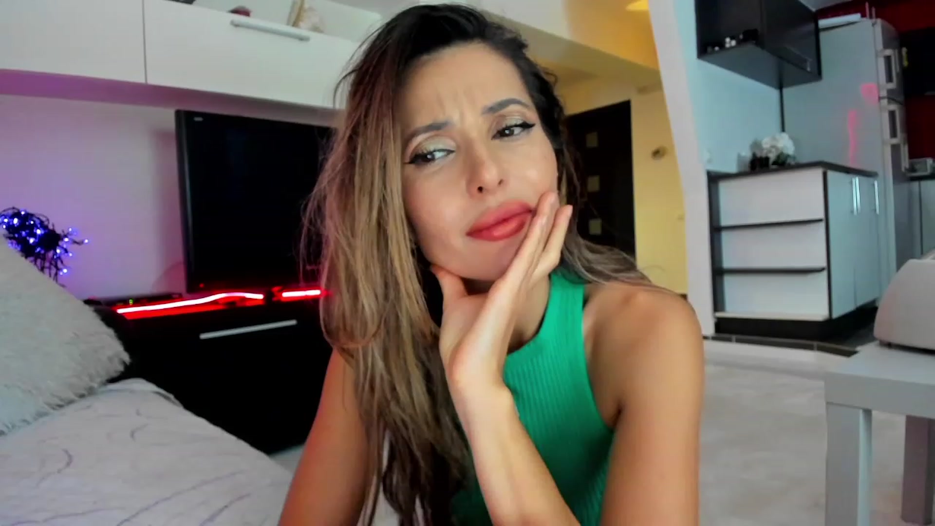 Gallery image thumbnail from LOVE4Romance's myfreecams stream on, 11/21/2023, 03:11 image 15 of 20