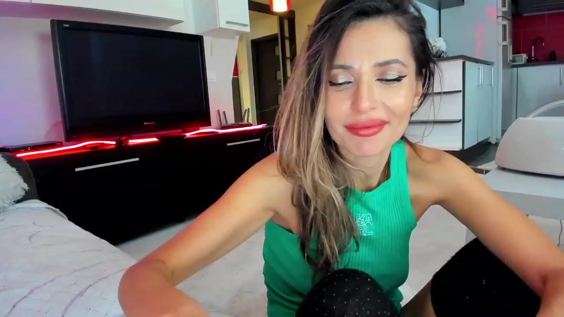 Gallery image thumbnail from LOVE4Romance's myfreecams stream on, 11/21/2023, 03:11 image 7 of 20