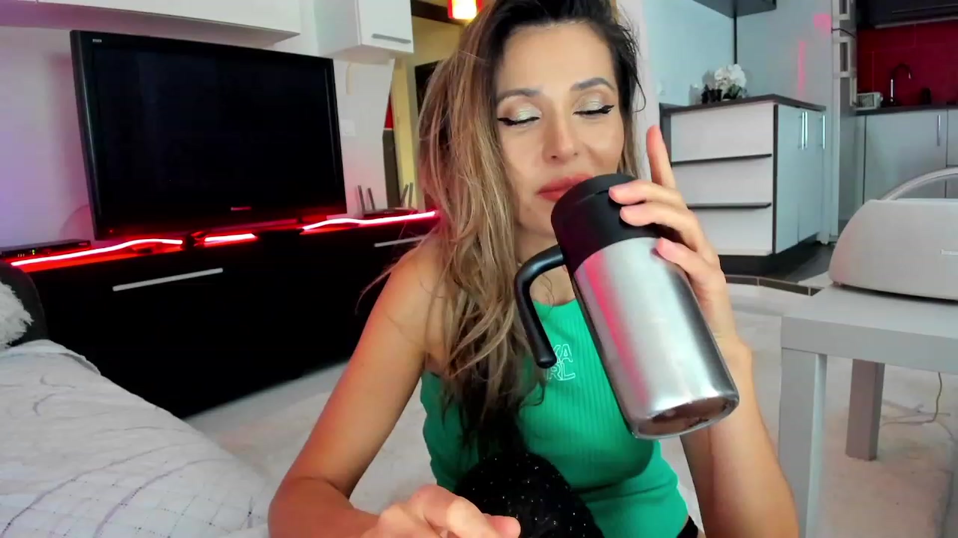 Gallery image thumbnail from LOVE4Romance's myfreecams stream on, 11/21/2023, 03:11 image 12 of 20