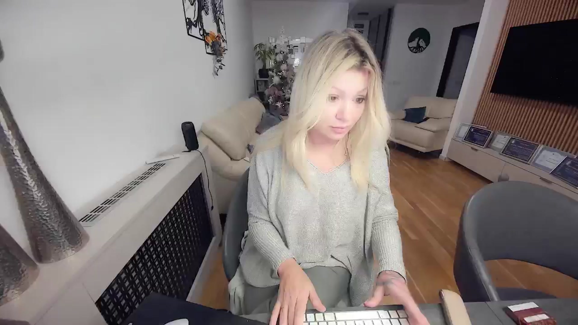 Gallery image thumbnail from LOVE_CATALINA's myfreecams stream on, 01/01/2025, 17:26 image 2 of 20