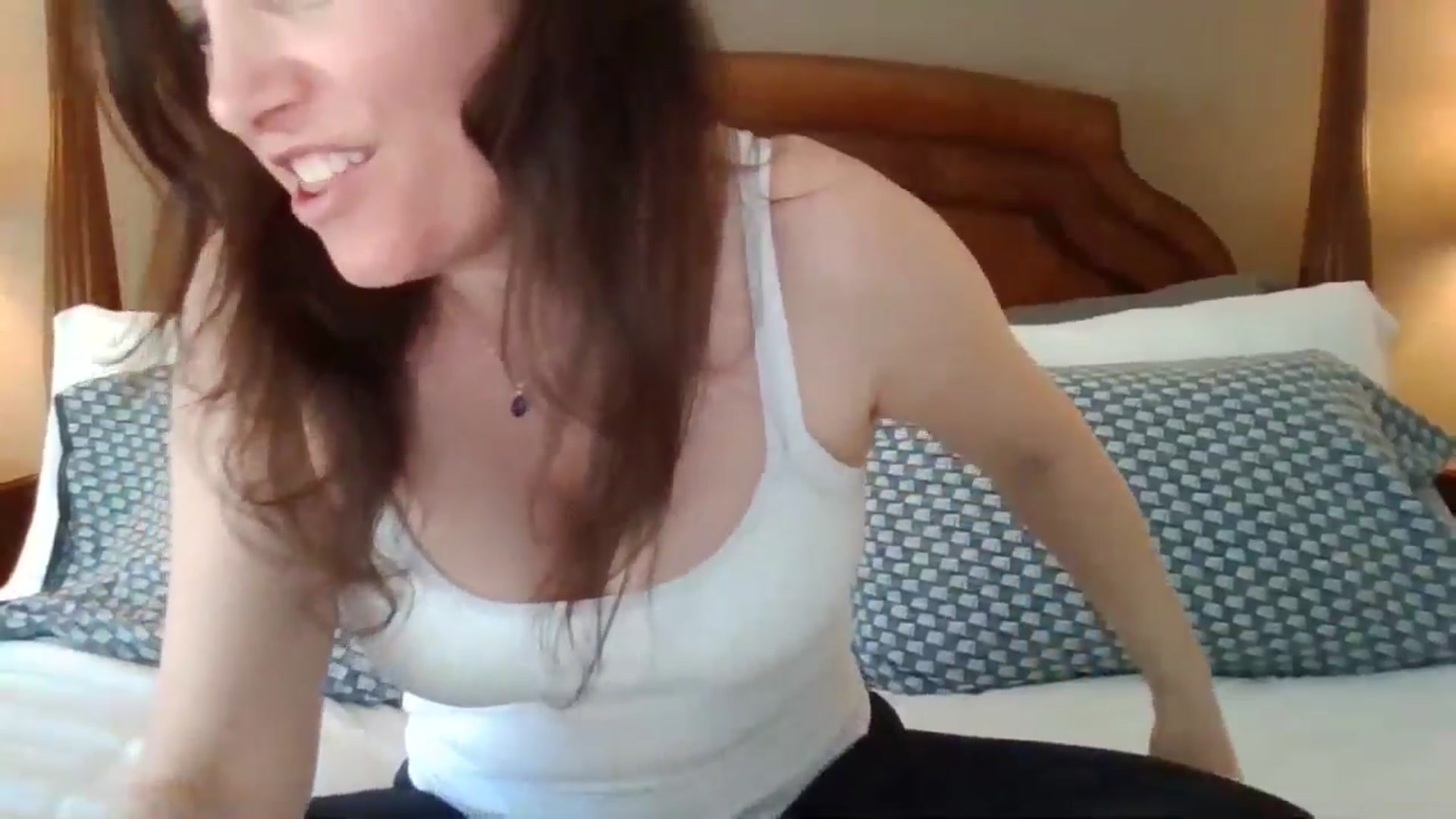 Gallery image thumbnail from LVDOLL's myfreecams stream on, 04/16/2024, 24:19 image 11 of 20