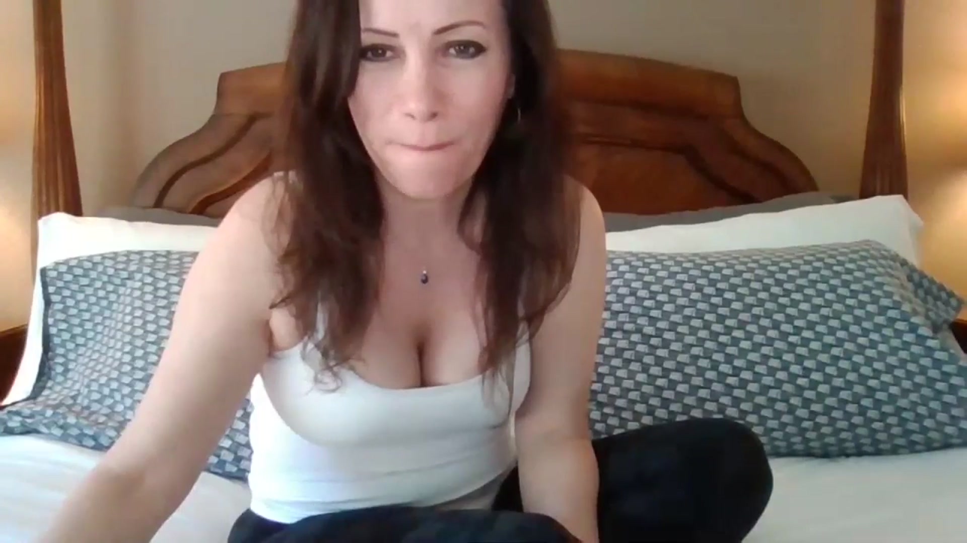 Gallery image thumbnail from LVDOLL's myfreecams stream on, 04/16/2024, 24:19 image 10 of 20