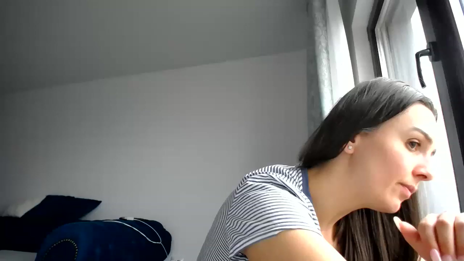 Gallery image thumbnail from L_A_U's myfreecams stream on, 12/06/2022, 08:16 image 3 of 20