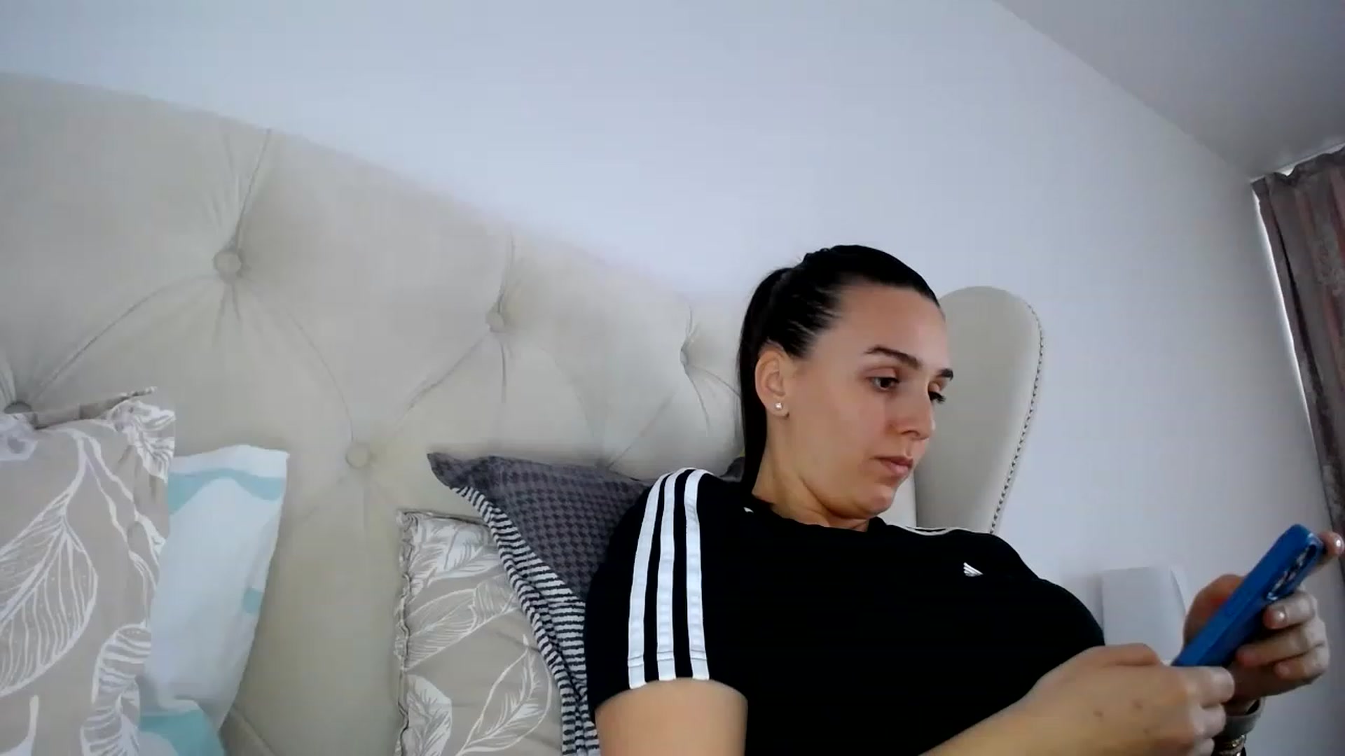 Gallery image thumbnail from L_A_U's myfreecams stream on, 02/22/2023, 13:12 image 17 of 20