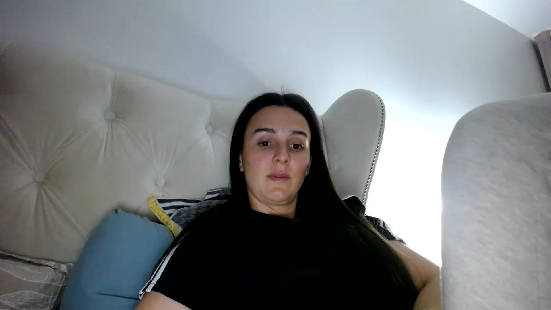 Gallery image thumbnail from L_A_U's myfreecams stream on, 05/03/2023, 18:27 image 4 of 20