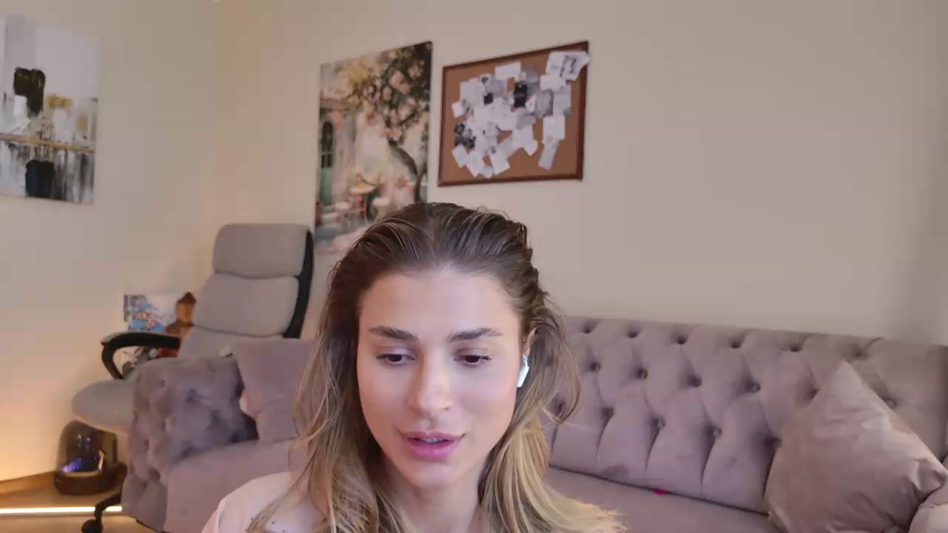 Gallery image thumbnail from L_Godess_'s myfreecams stream on, 09/09/2026, 12:28 image 6 of 20
