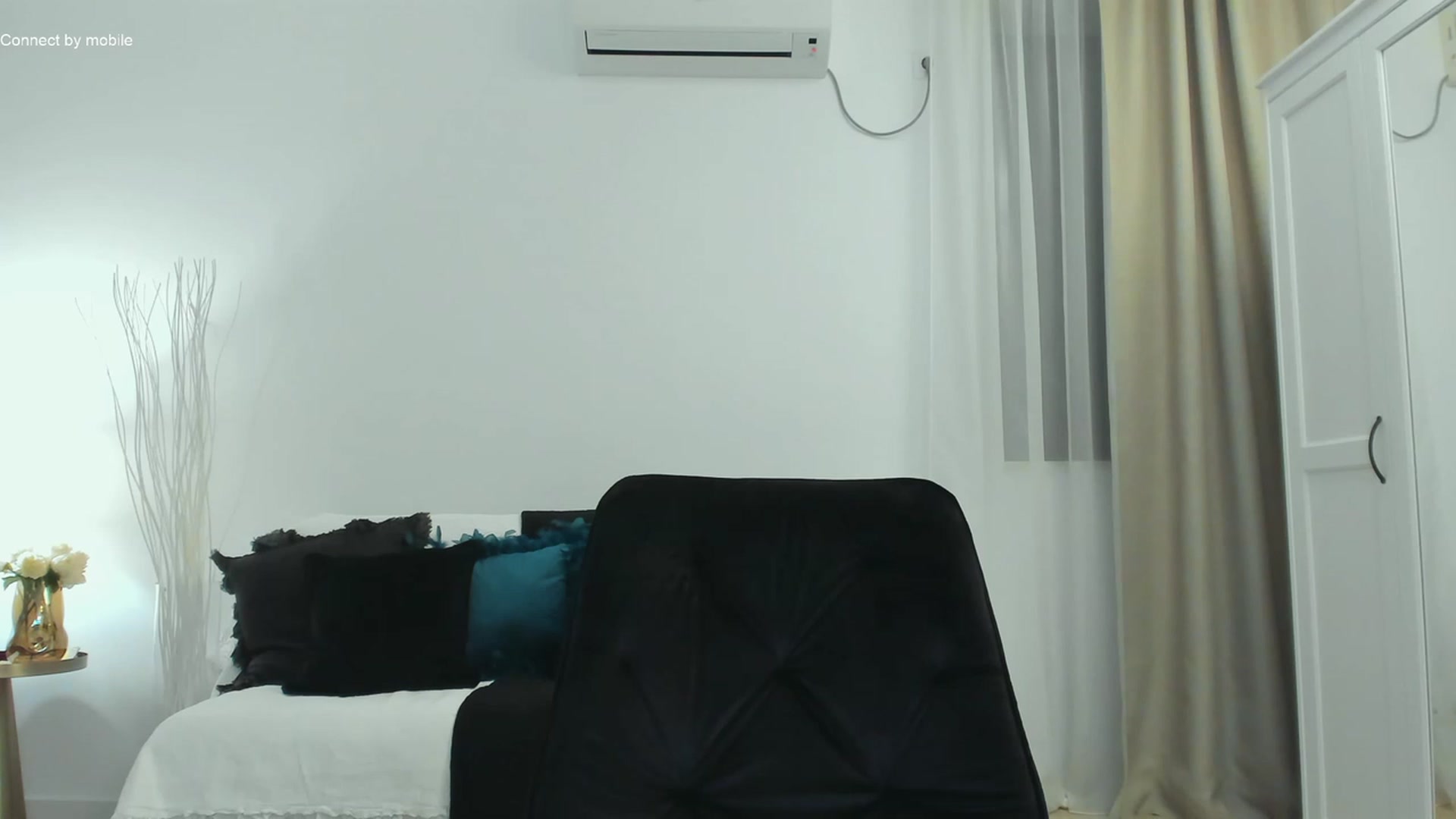 Gallery image thumbnail from L_U_A_'s myfreecams stream on, 11/19/2022, 19:48 image 19 of 20