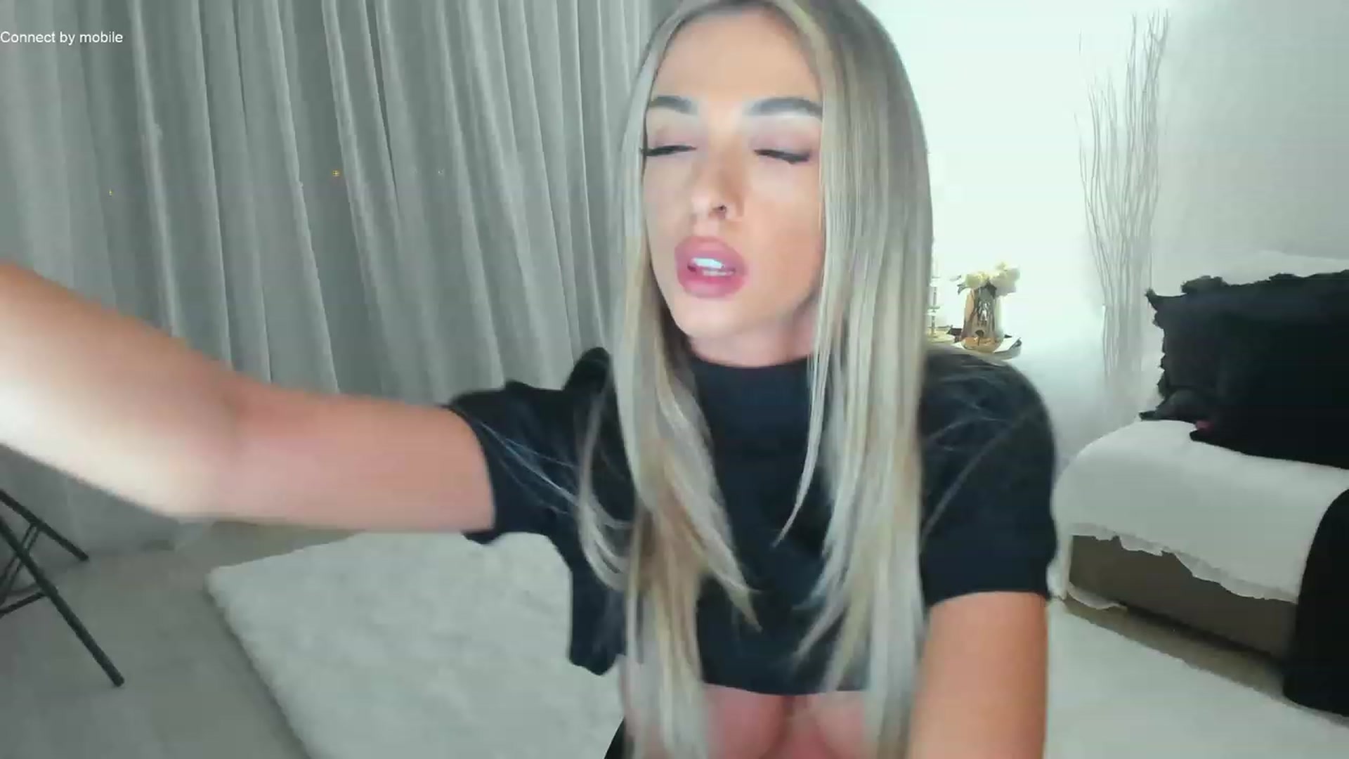 Gallery image thumbnail from L_U_A_'s myfreecams stream on, 11/27/2022, 20:18 image 14 of 20