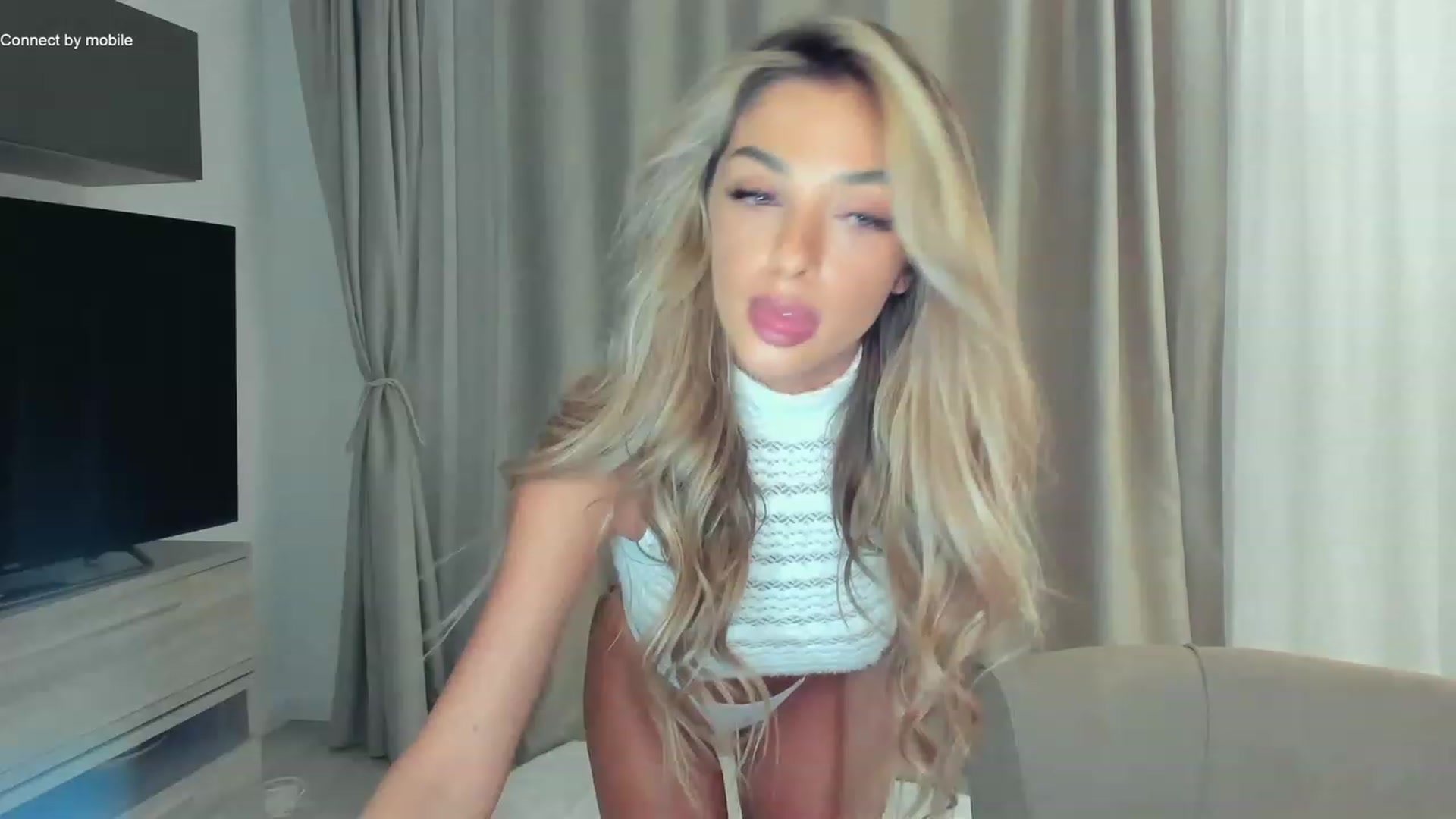 Gallery image thumbnail from L_U_A_'s myfreecams stream on, 12/26/2022, 17:41 image 11 of 20