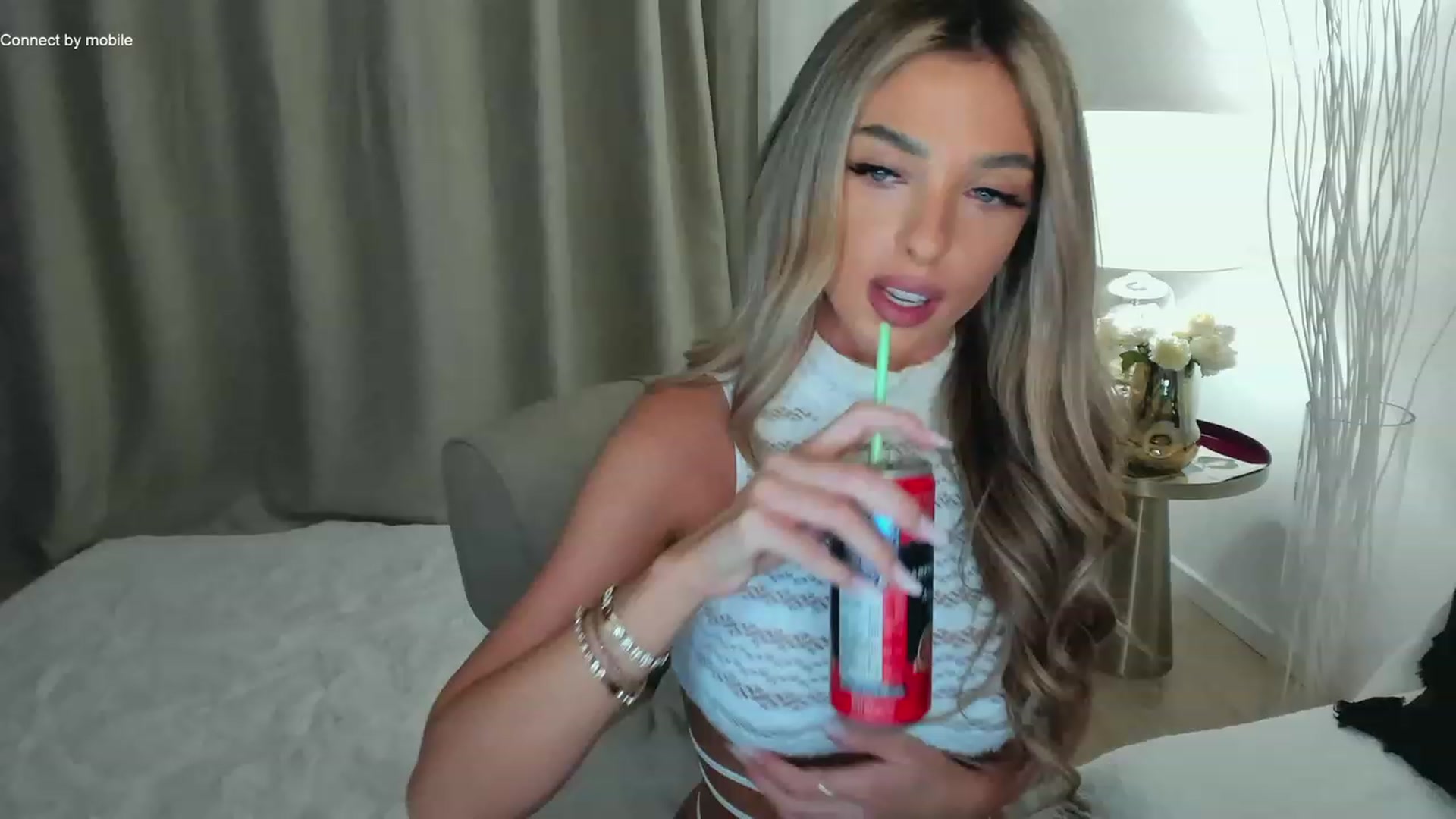 Gallery image thumbnail from L_U_A_'s myfreecams stream on, 12/26/2022, 17:41 image 4 of 20