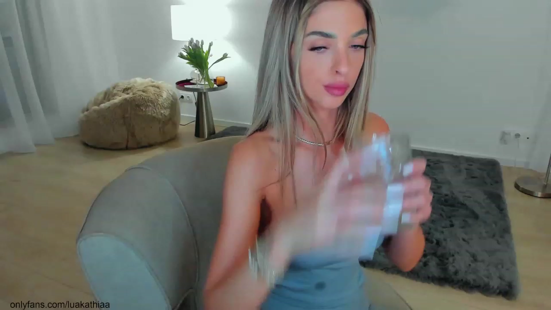 Gallery image thumbnail from L_U_A_'s myfreecams stream on, 03/14/2023, 19:48 image 11 of 20