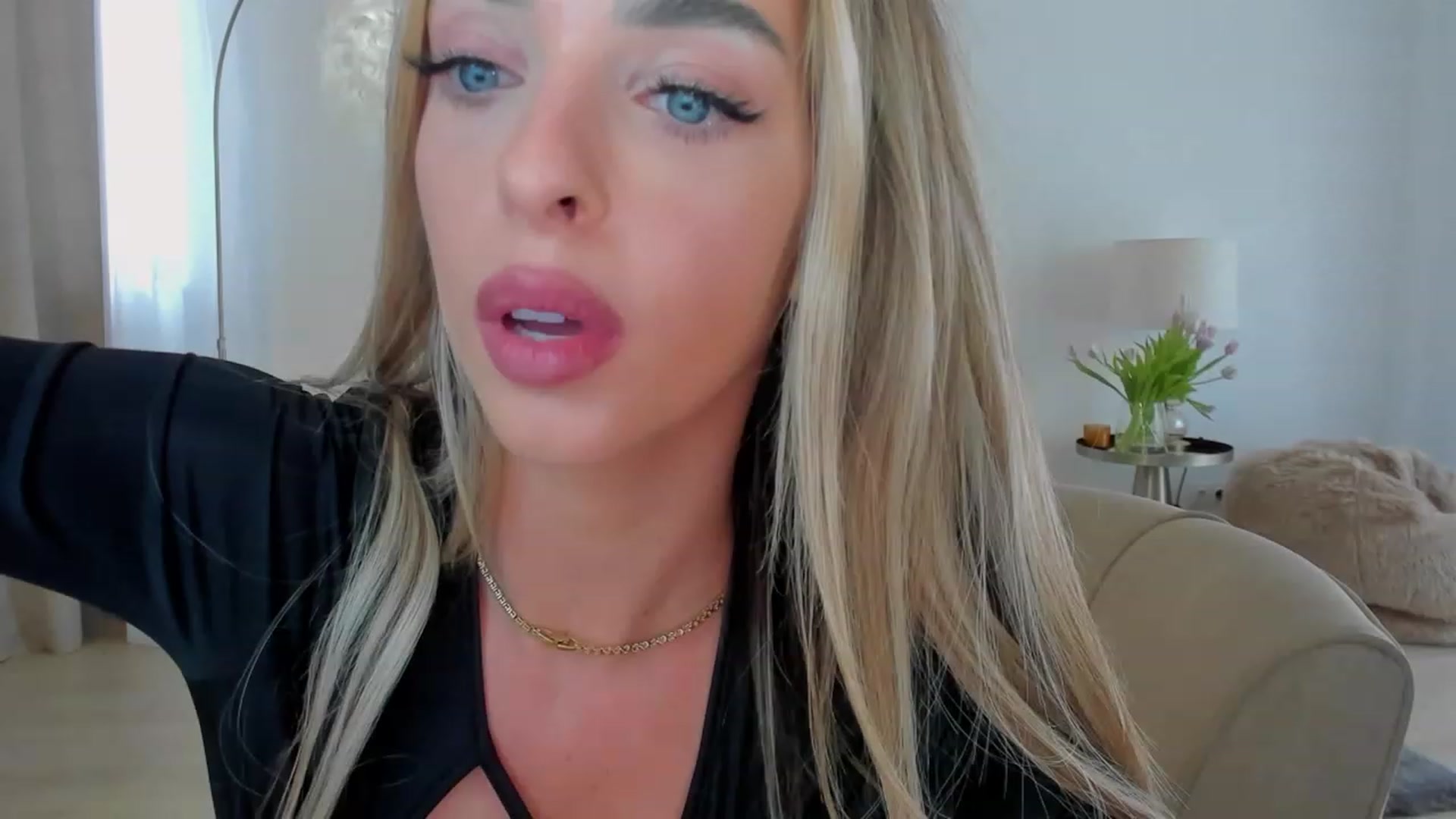 Gallery image thumbnail from L_U_A_'s myfreecams stream on, 03/16/2023, 14:23 image 3 of 20