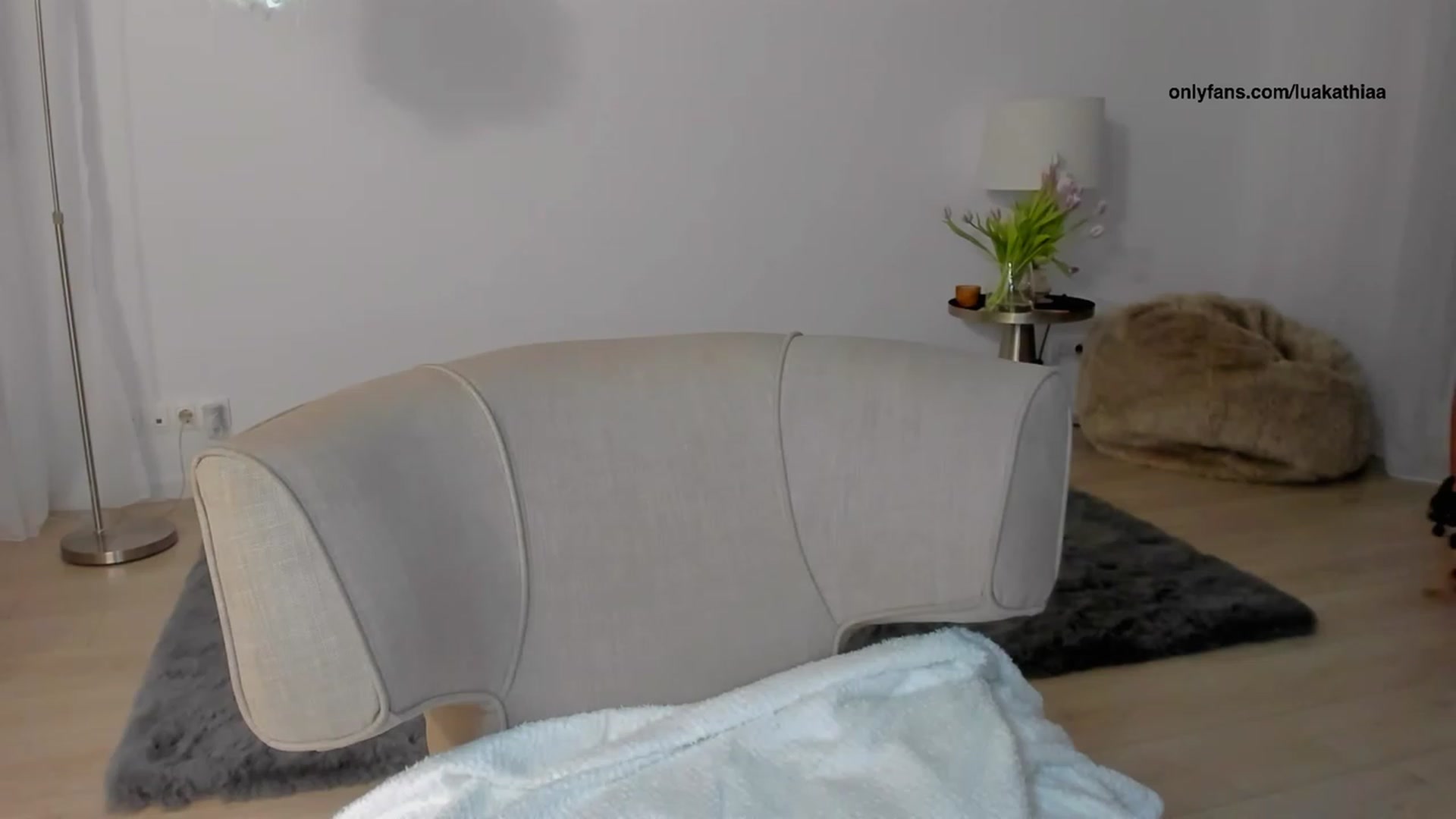 Gallery image thumbnail from L_U_A_'s myfreecams stream on, 03/16/2023, 17:59 image 14 of 20