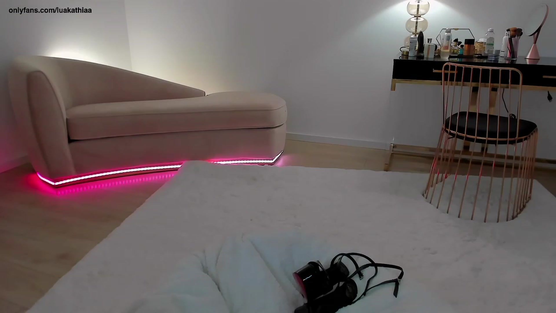 Gallery image thumbnail from L_U_A_'s myfreecams stream on, 04/02/2023, 16:46 image 9 of 20