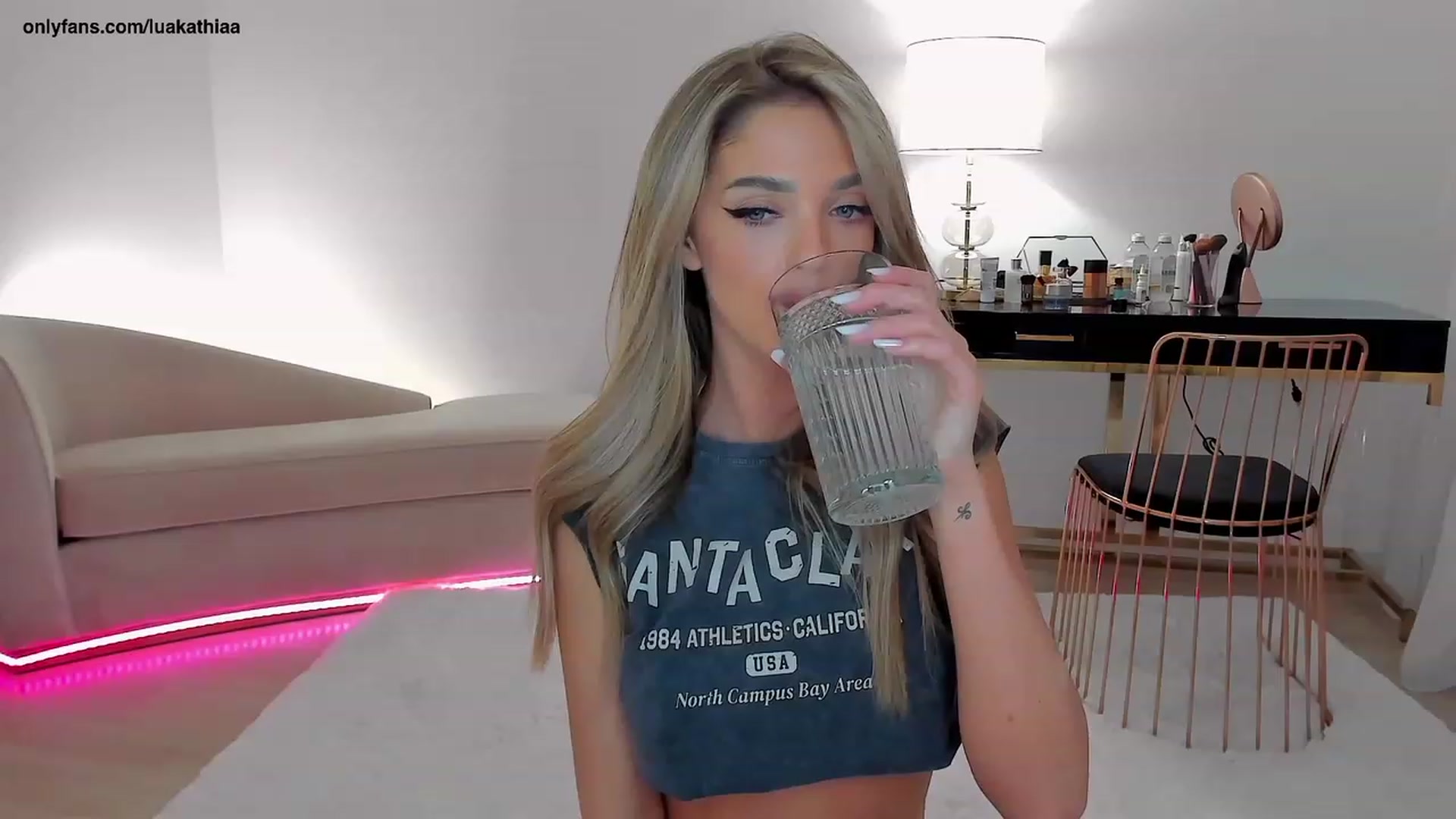 Gallery image thumbnail from L_U_A_'s myfreecams stream on, 04/03/2023, 16:37 image 19 of 20