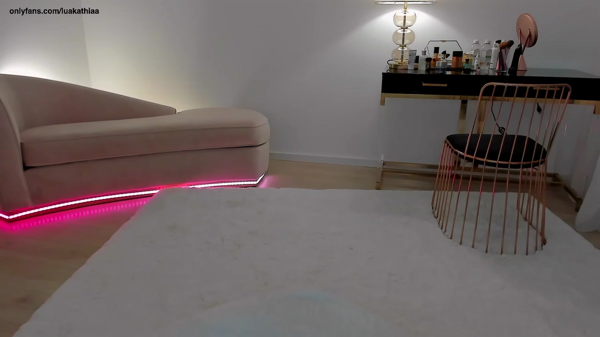 Gallery image thumbnail from L_U_A_'s myfreecams stream on, 04/03/2023, 16:37 image 4 of 20