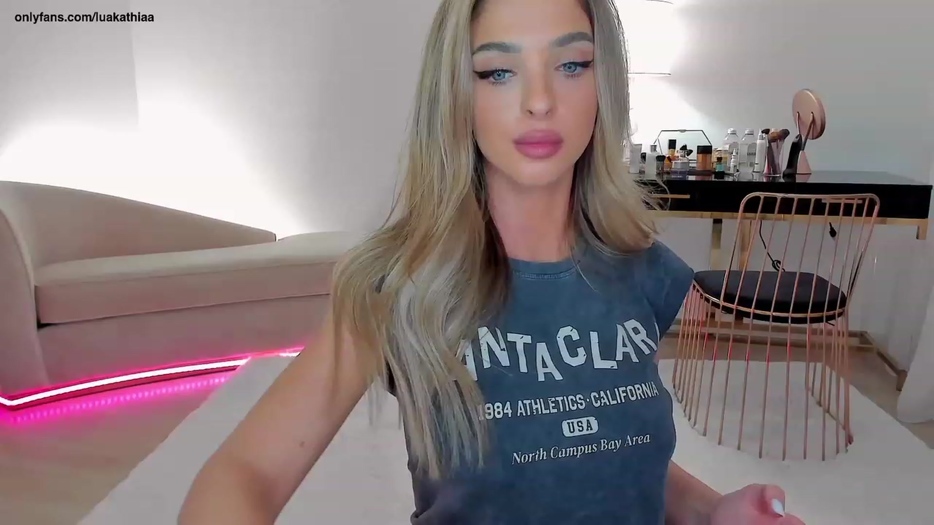 Gallery image thumbnail from L_U_A_'s myfreecams stream on, 04/03/2023, 16:37 image 14 of 20