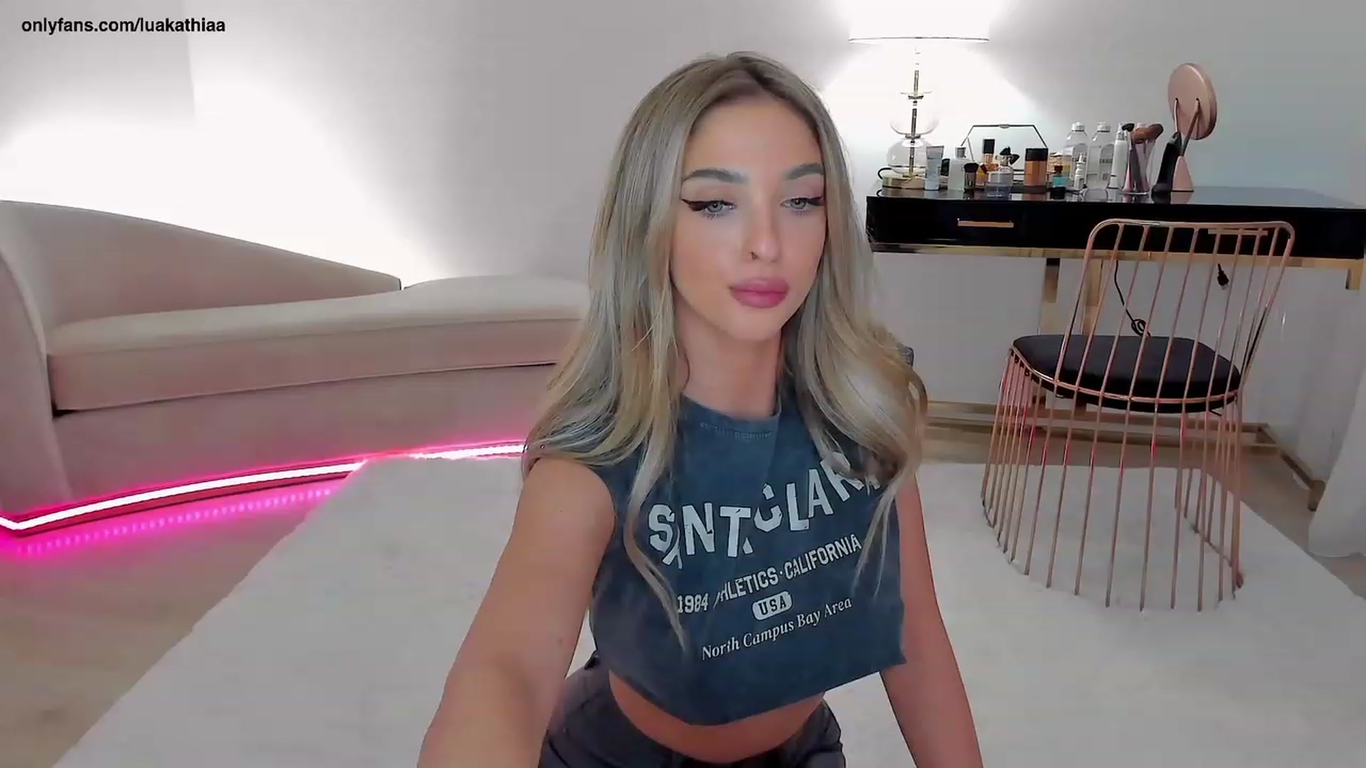 Gallery image thumbnail from L_U_A_'s myfreecams stream on, 04/03/2023, 16:37 image 8 of 20