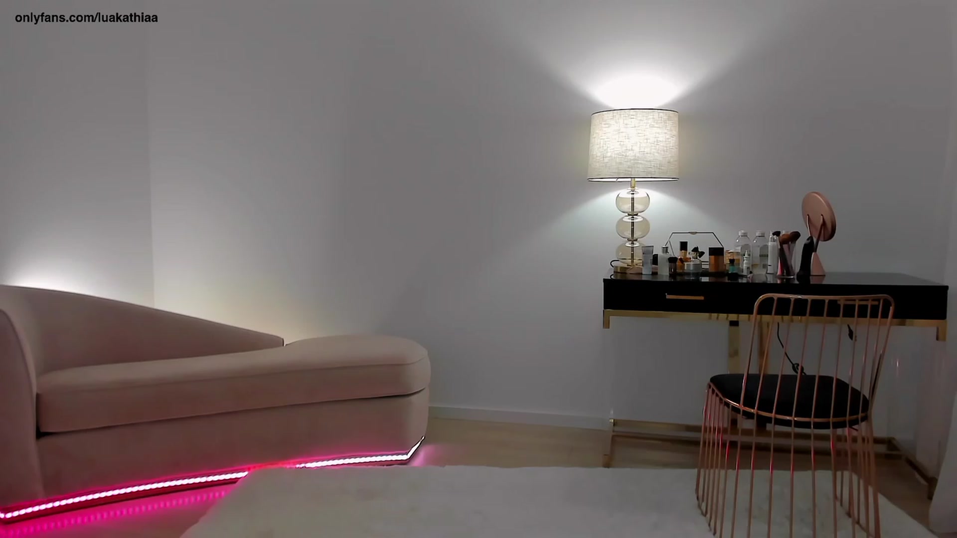Gallery image thumbnail from L_U_A_'s myfreecams stream on, 04/03/2023, 17:13 image 3 of 20
