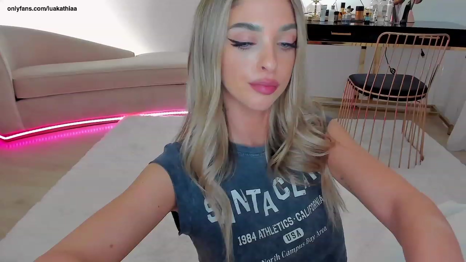 Gallery image thumbnail from L_U_A_'s myfreecams stream on, 04/03/2023, 17:13 image 10 of 20