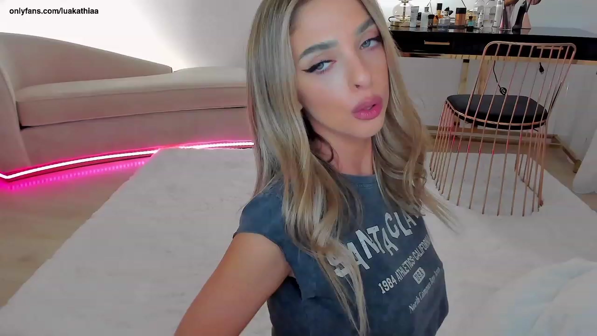Gallery image thumbnail from L_U_A_'s myfreecams stream on, 04/03/2023, 17:13 image 11 of 20