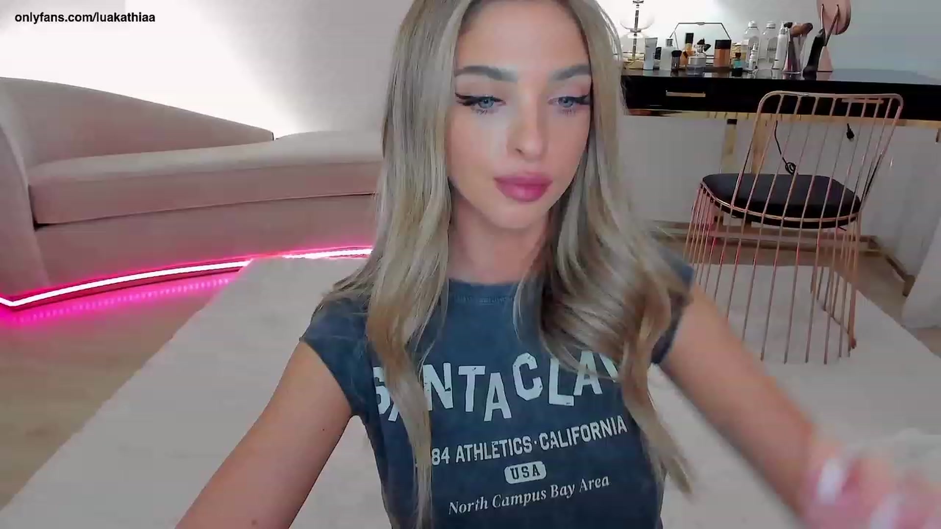 Gallery image thumbnail from L_U_A_'s myfreecams stream on, 04/03/2023, 17:13 image 8 of 20