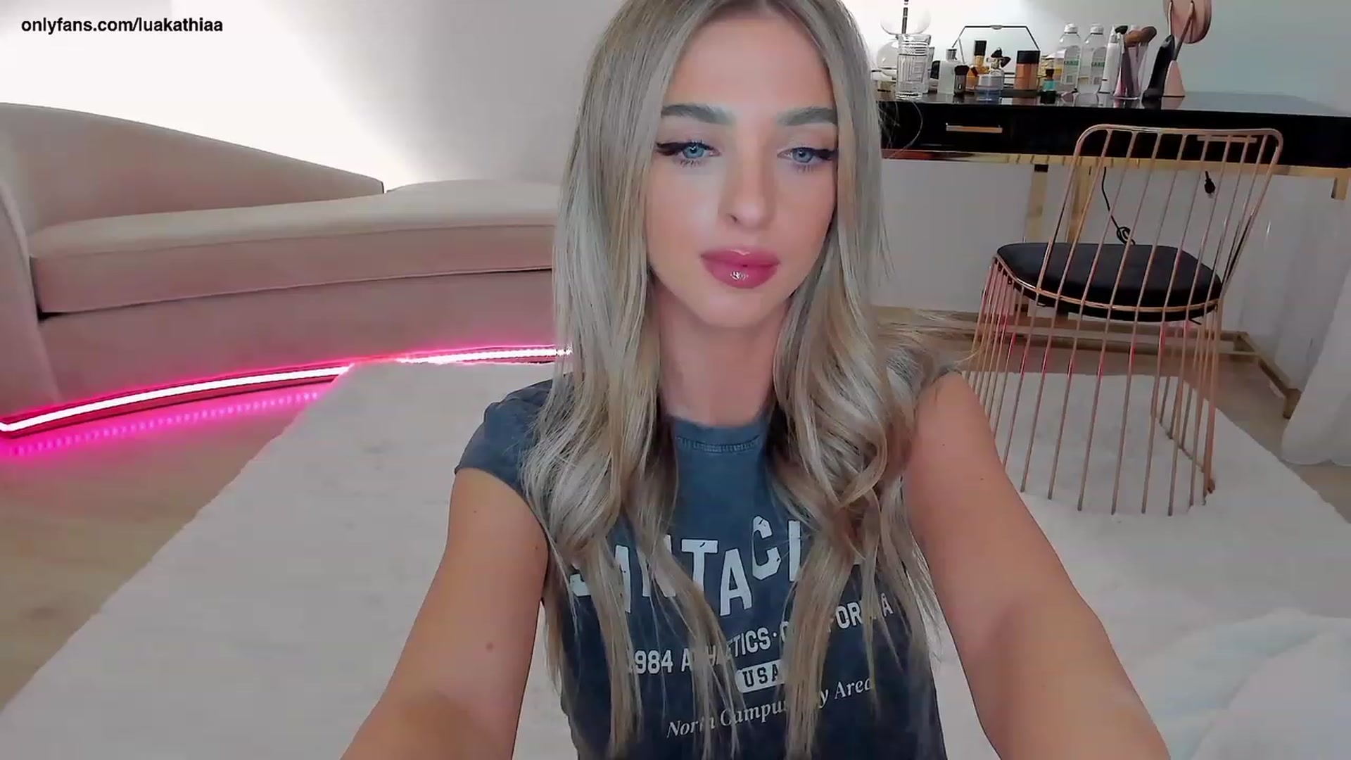 Gallery image thumbnail from L_U_A_'s myfreecams stream on, 04/03/2023, 17:46 image 15 of 20