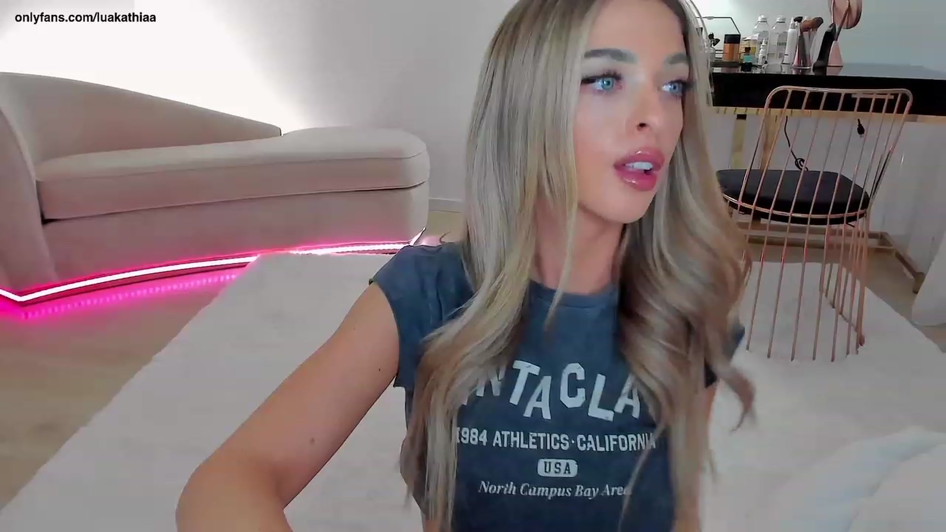 Gallery image thumbnail from L_U_A_'s myfreecams stream on, 04/03/2023, 17:46 image 4 of 20