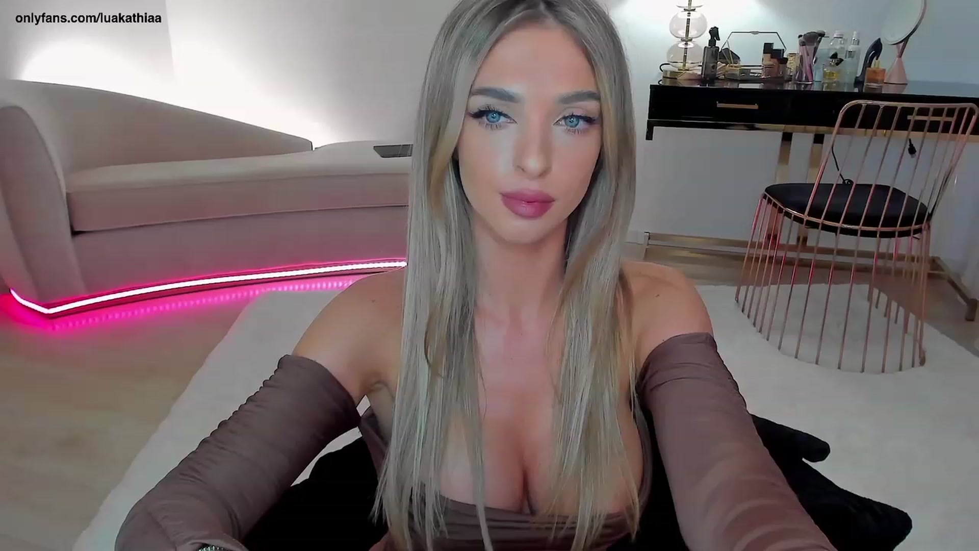 Gallery image thumbnail from L_U_A_'s myfreecams stream on, 04/05/2023, 18:39 image 15 of 20