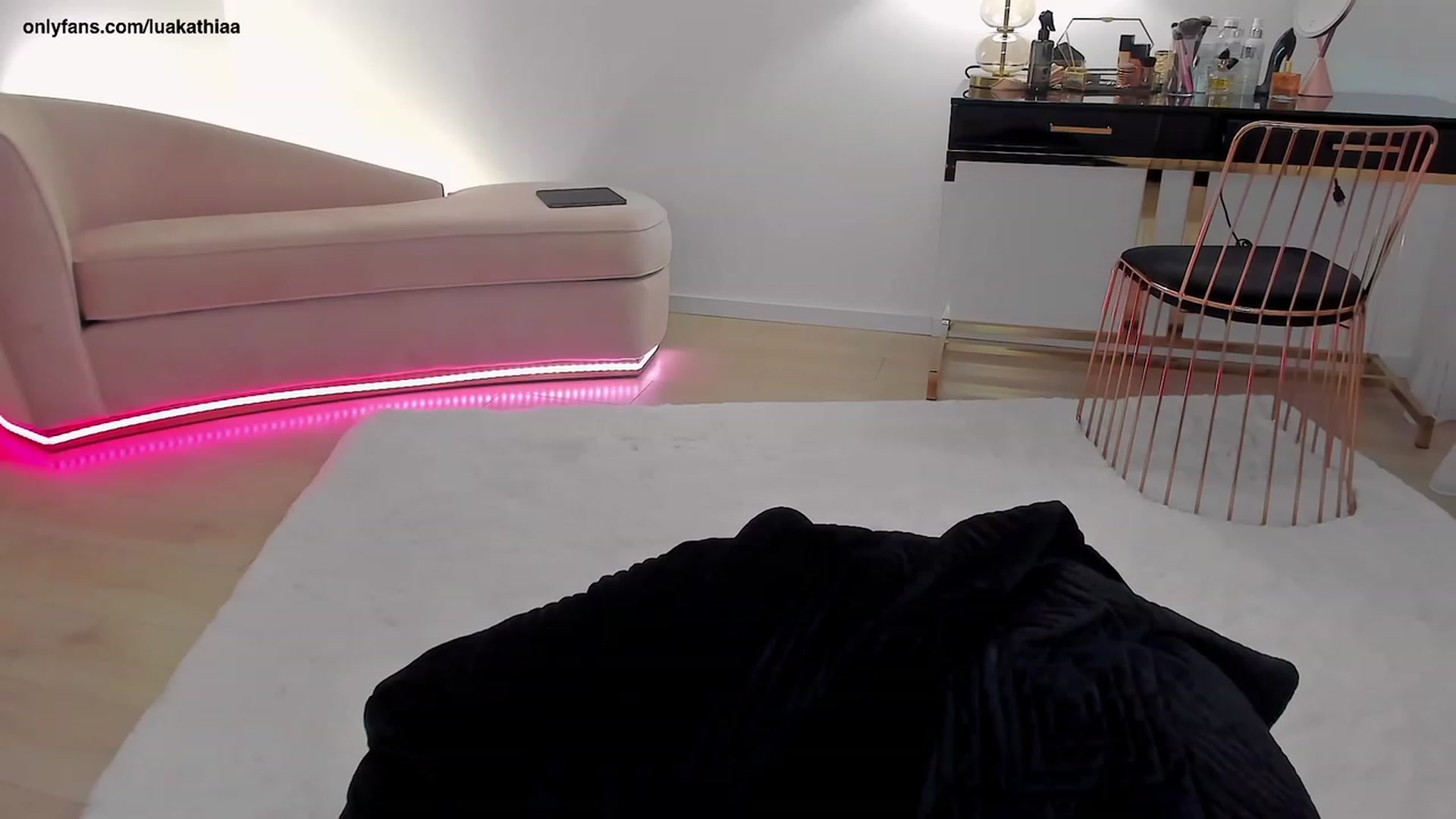 Gallery image thumbnail from L_U_A_'s myfreecams stream on, 04/05/2023, 18:39 image 11 of 20
