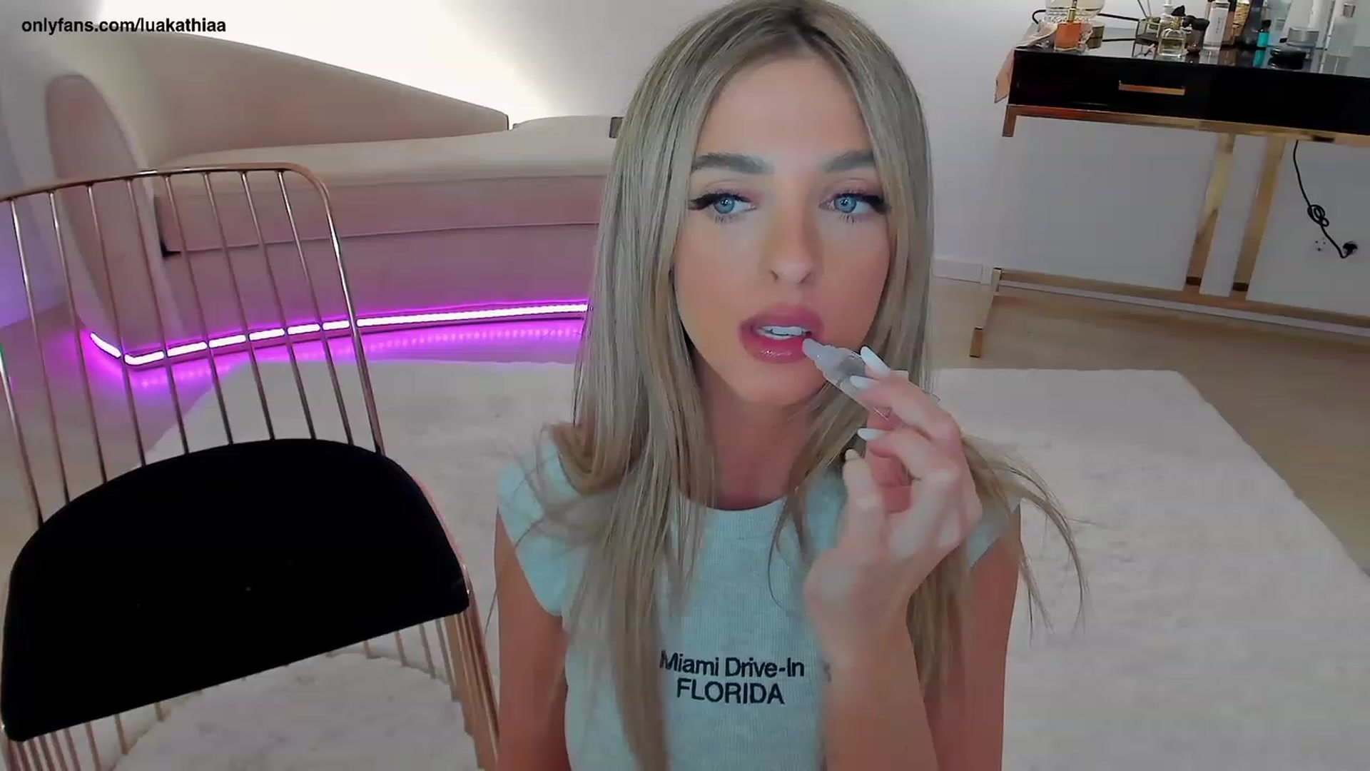 Gallery image thumbnail from L_U_A_'s myfreecams stream on, 04/14/2023, 20:10 image 4 of 20