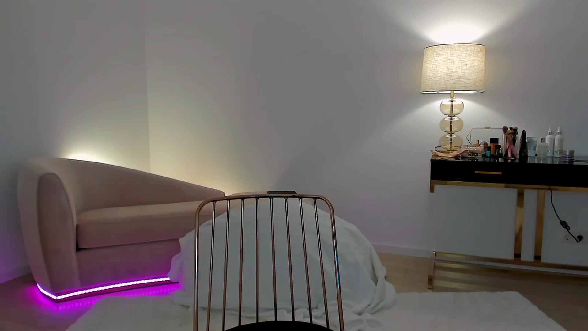 Gallery image thumbnail from L_U_A_'s myfreecams stream on, 04/17/2023, 17:49 image 6 of 20