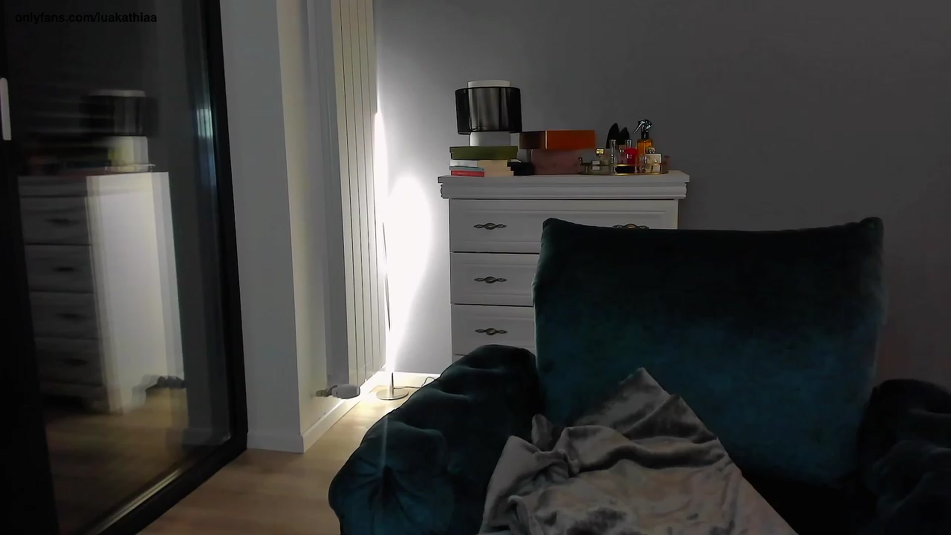 Gallery image thumbnail from L_U_A_'s myfreecams stream on, 05/02/2023, 18:24 image 12 of 20