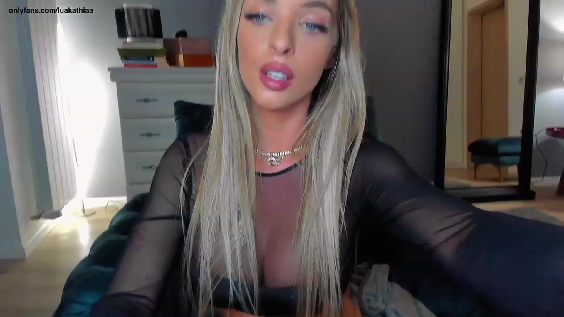Gallery image thumbnail from L_U_A_'s myfreecams stream on, 05/06/2023, 20:43 image 5 of 20