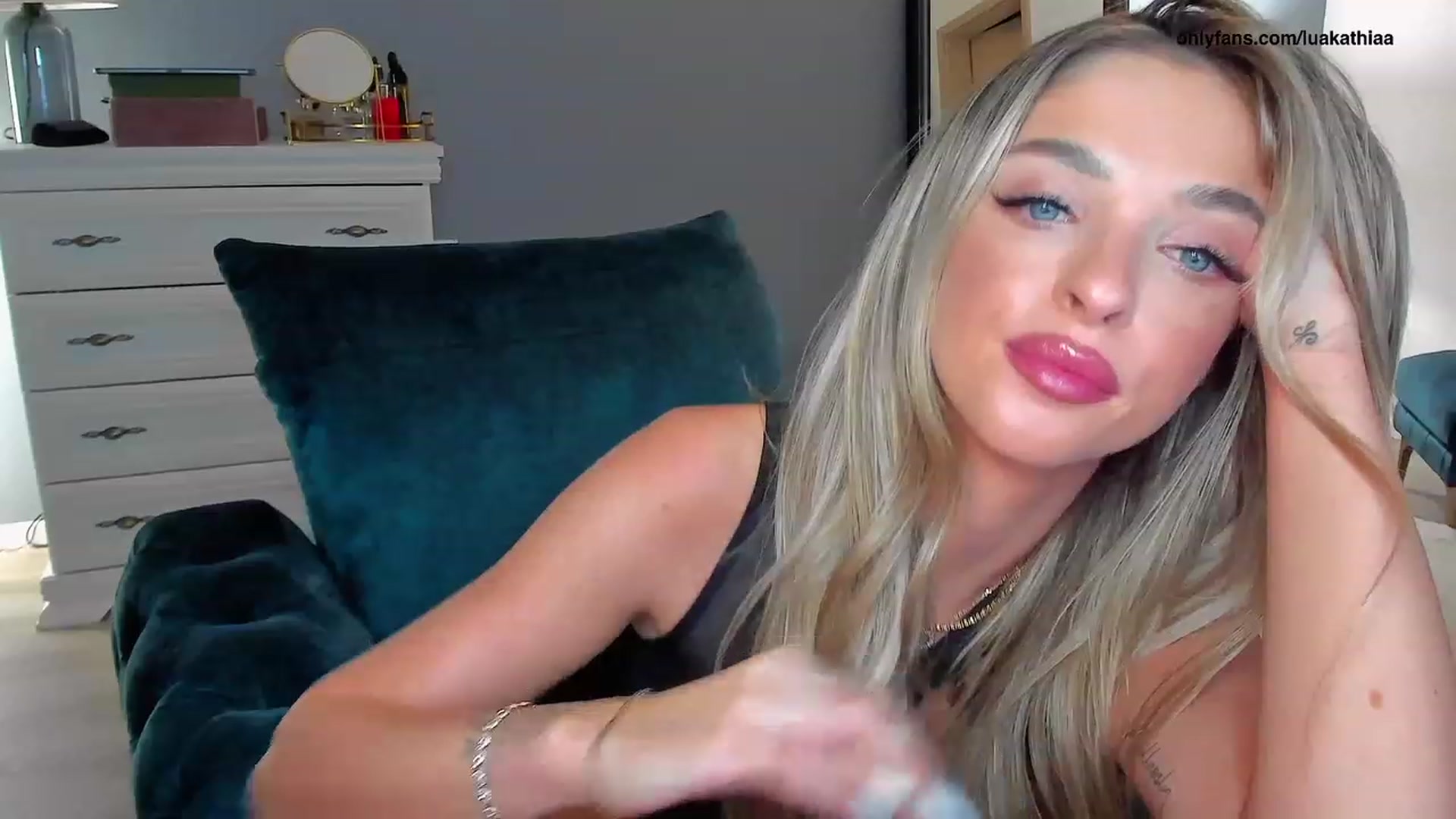 Gallery image thumbnail from L_U_A_'s myfreecams stream on, 05/15/2023, 18:07 image 3 of 20