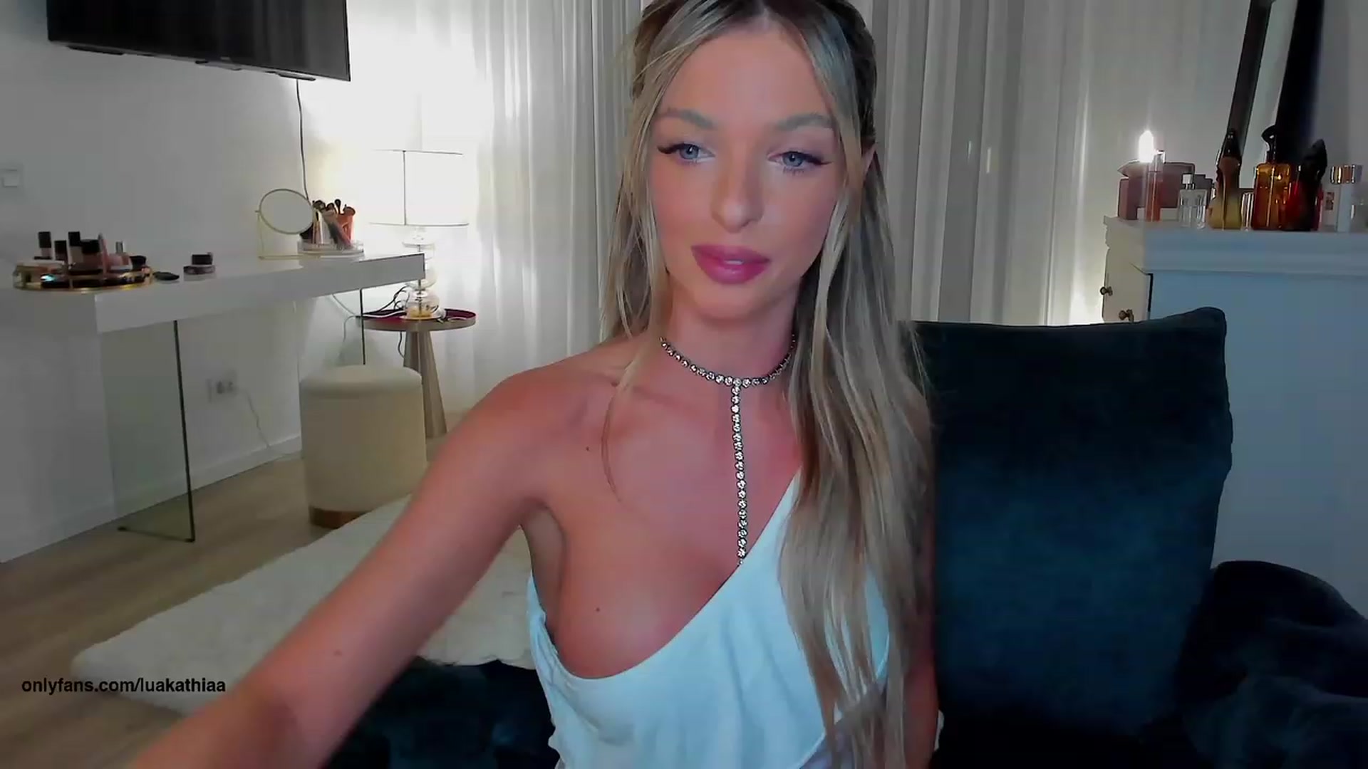 Gallery image thumbnail from L_U_A_'s myfreecams stream on, 05/27/2023, 18:27 image 1 of 20