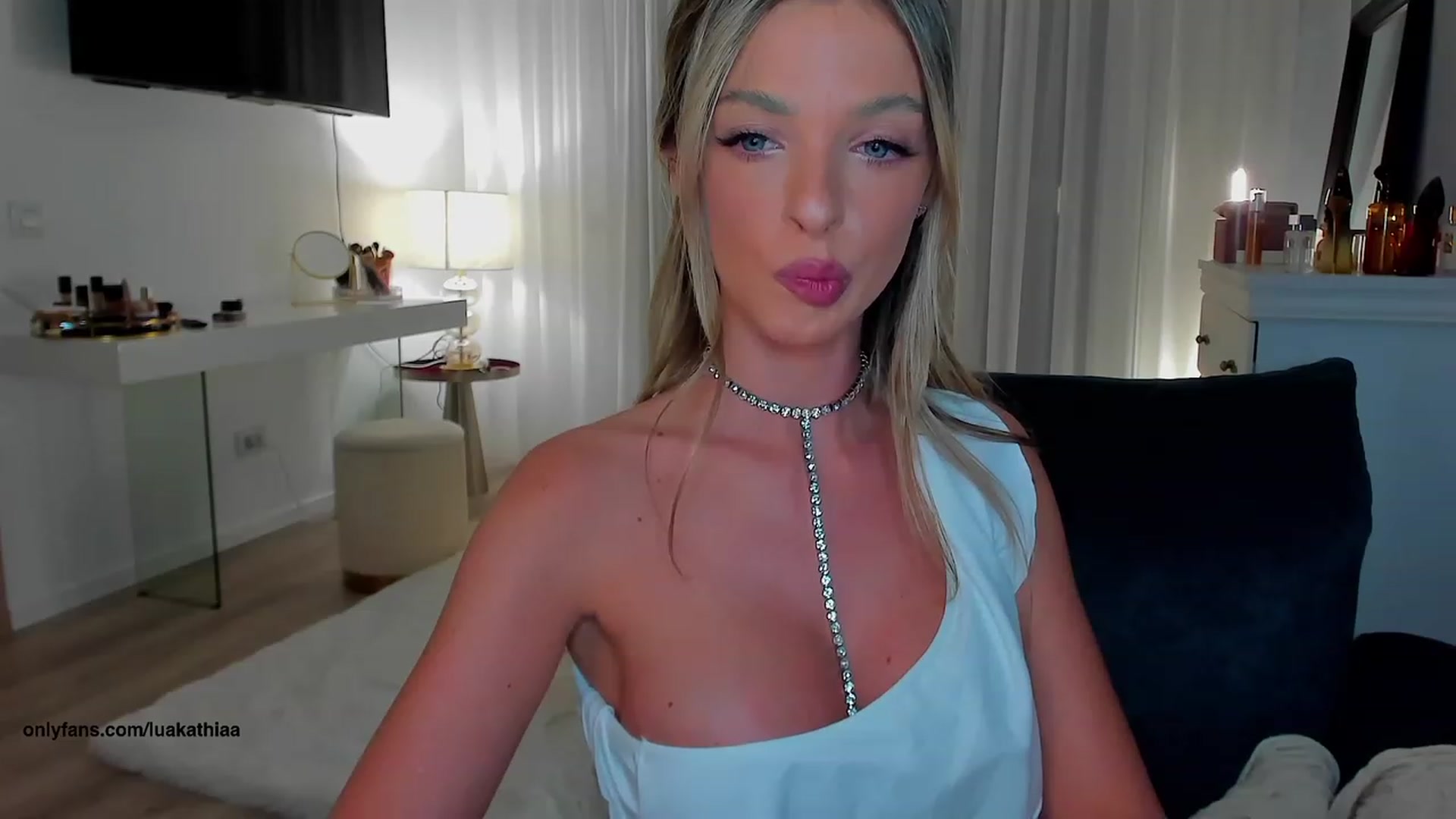 Gallery image thumbnail from L_U_A_'s myfreecams stream on, 05/27/2023, 18:27 image 10 of 20