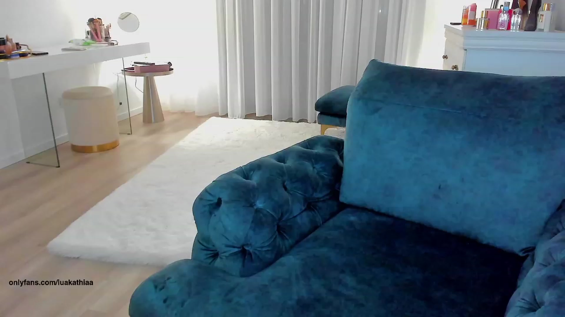 Gallery image thumbnail from L_U_A_'s myfreecams stream on, 06/01/2023, 18:21 image 14 of 20