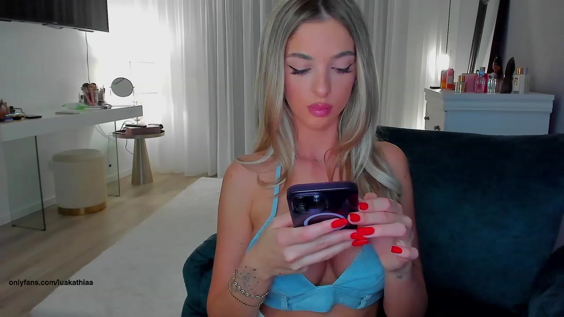 Gallery image thumbnail from L_U_A_'s myfreecams stream on, 06/01/2023, 18:21 image 12 of 20