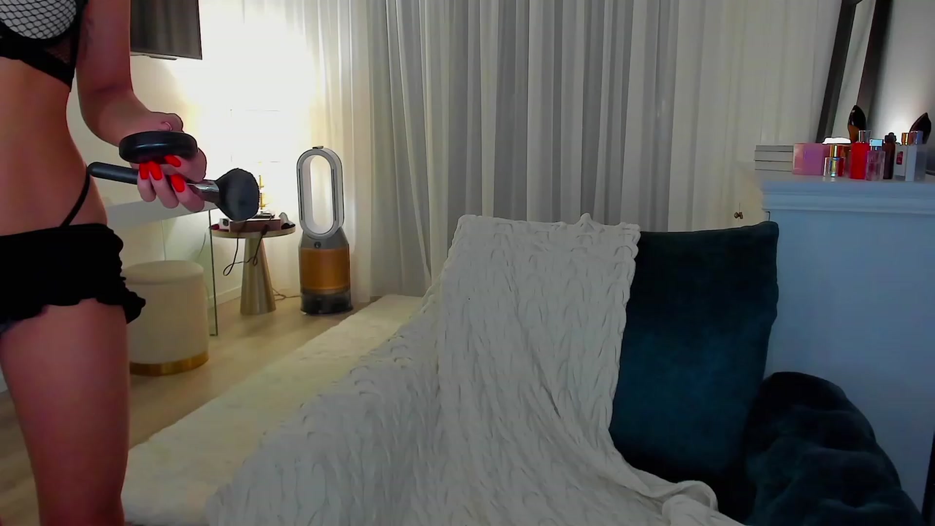 Gallery image thumbnail from L_U_A_'s myfreecams stream on, 06/02/2023, 20:40 image 11 of 20
