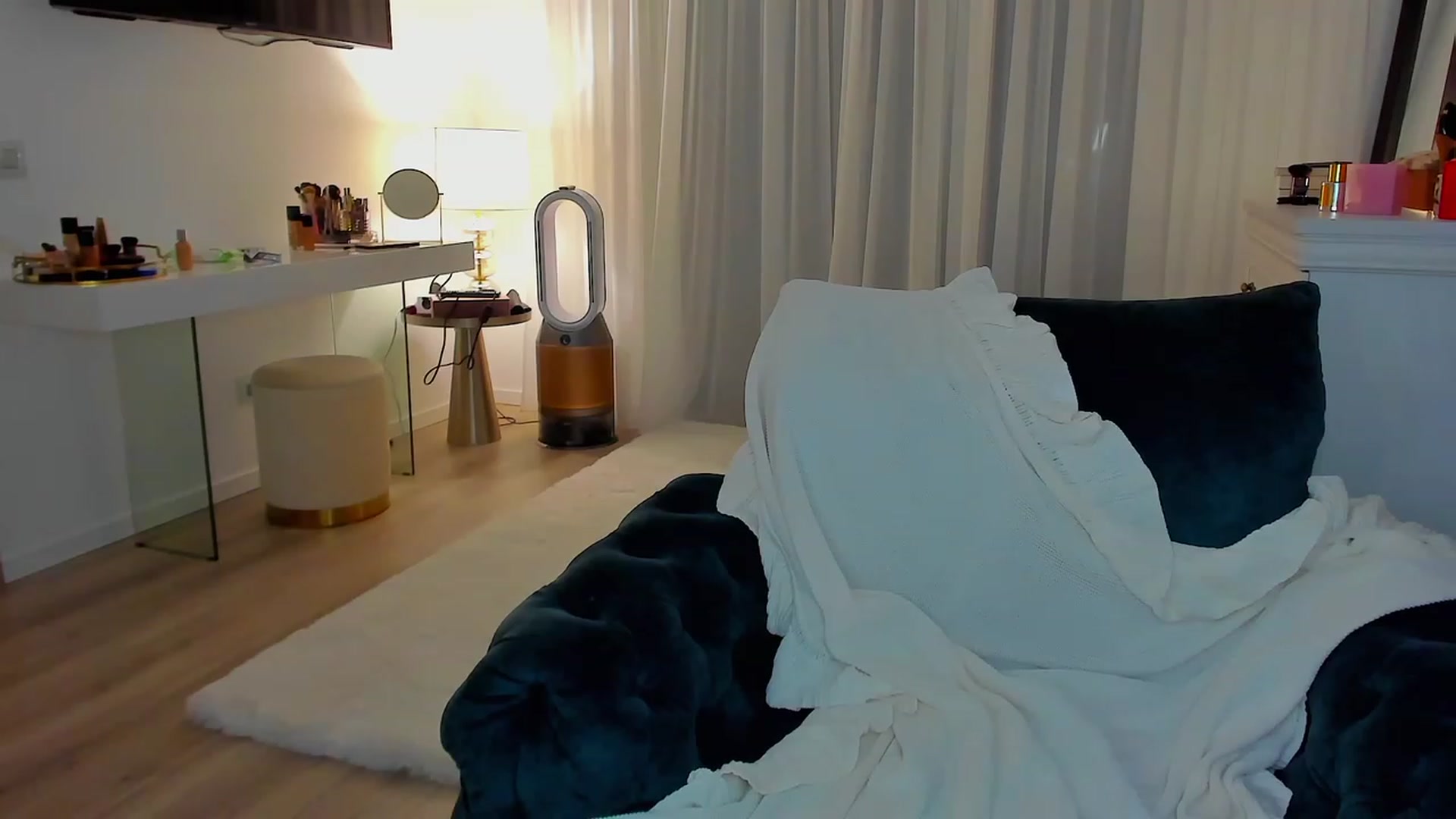 Gallery image thumbnail from L_U_A_'s myfreecams stream on, 06/03/2023, 20:56 image 9 of 20