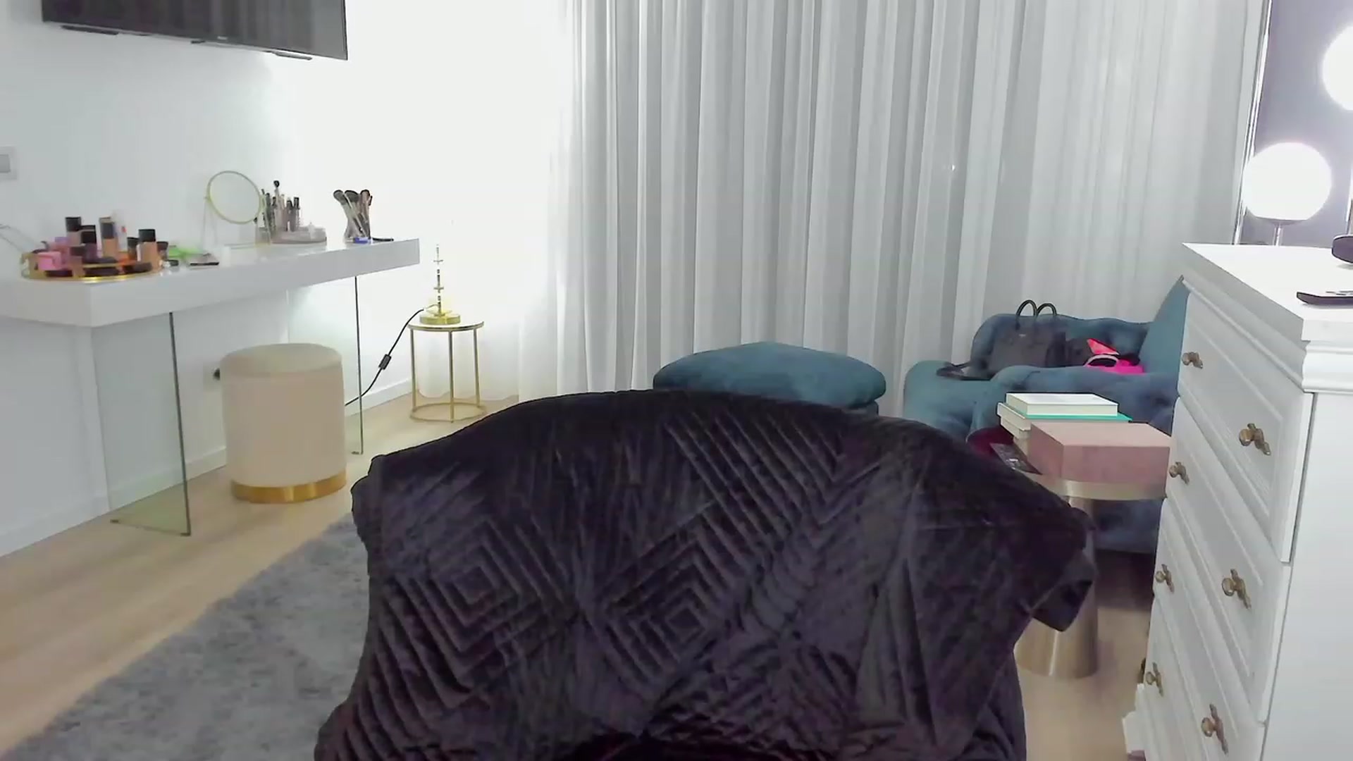 Gallery image thumbnail from L_U_A_'s myfreecams stream on, 06/12/2023, 18:39 image 5 of 20