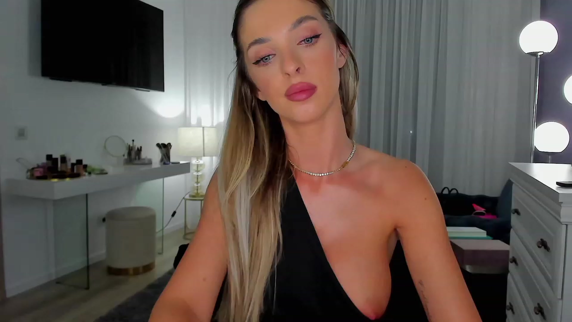 Gallery image thumbnail from L_U_A_'s myfreecams stream on, 06/12/2023, 18:39 image 2 of 20