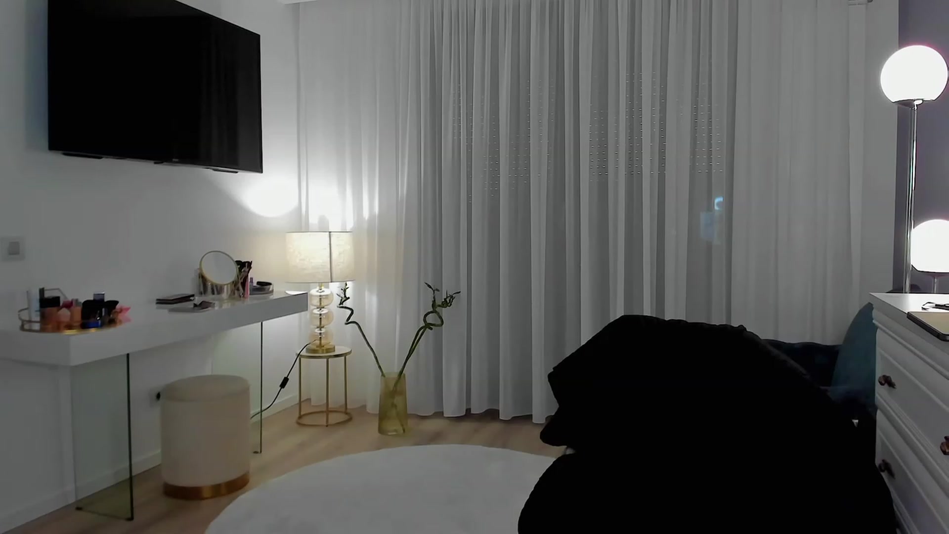 Gallery image thumbnail from L_U_A_'s myfreecams stream on, 06/22/2023, 16:04 image 10 of 20