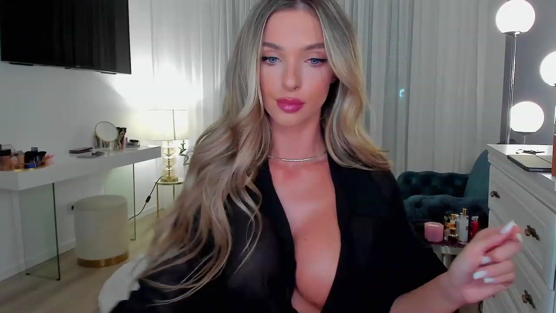 Gallery image thumbnail from L_U_A_'s myfreecams stream on, 06/22/2023, 16:04 image 18 of 20