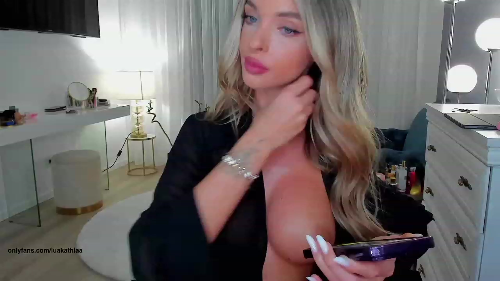 Gallery image thumbnail from L_U_A_'s myfreecams stream on, 06/22/2023, 17:41 image 19 of 20