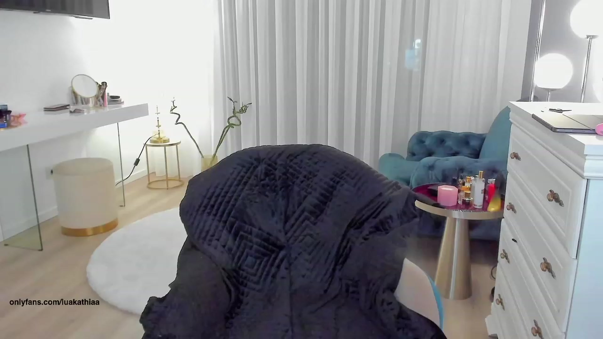 Gallery image thumbnail from L_U_A_'s myfreecams stream on, 06/22/2023, 17:41 image 16 of 20